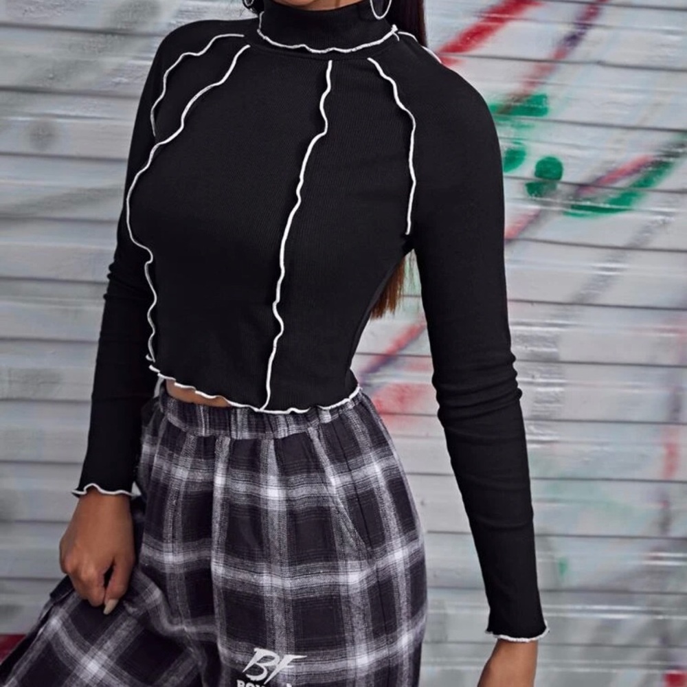 Black stitch crop tee